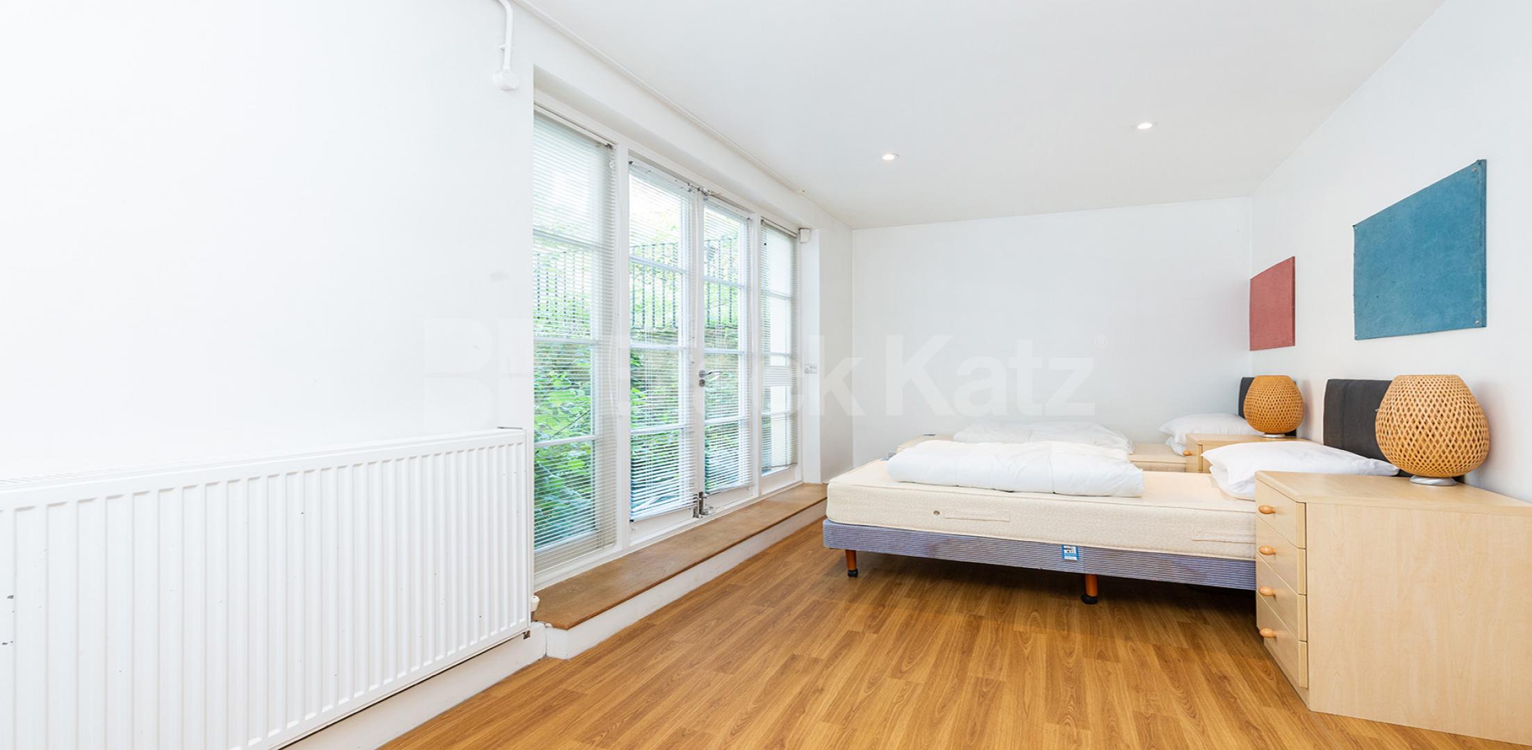 			HUGE 5 BED 4 BATH IN WC1!, 5 Bedroom, 1 bath, 1 reception Flat			 Bedford Place, BLOOMSBURY